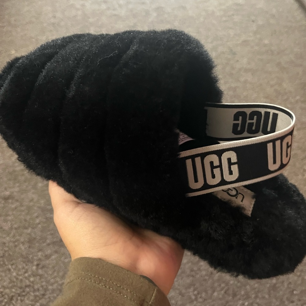 Ugg fuzzy slippers size 7(women’s)